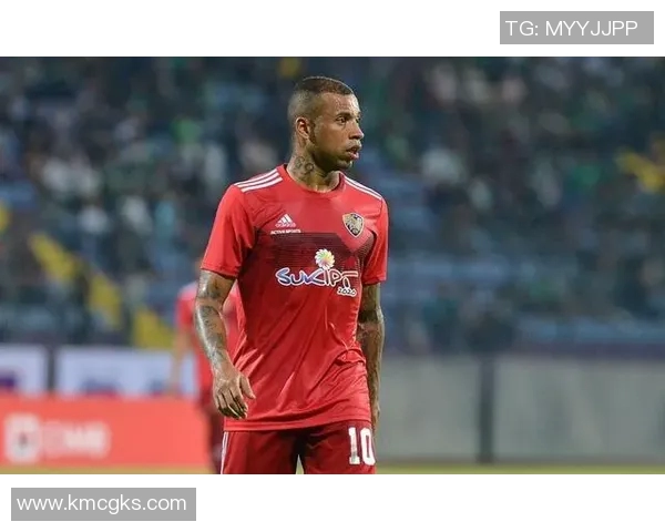 以踢足球右边锋的球星为中心解析他们的技术特点与比赛影响力