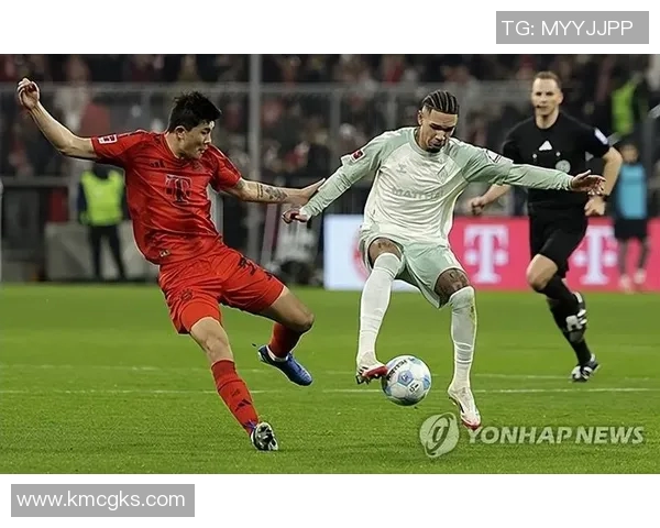 球迷偶遇心仪球星共赏足球激情瞬间难忘记忆